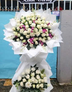 KỆ HOA VIẾNG TRẮNG THỦY CHUNG