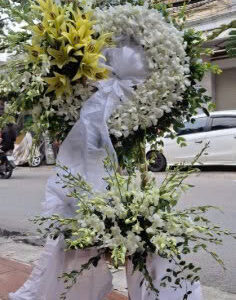 KỆ HOA VIẾNG HOA LAN LY