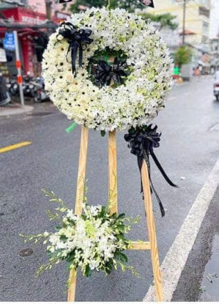 KỆ HOA VIẾNG Hoa Viếng Trắng Tinh Khôi