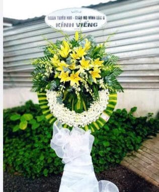 KỆ HOA VIẾNG HOA LY VÀNG