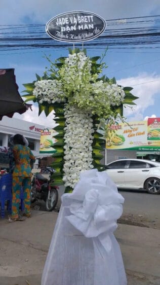 KỆ HOA VIẾNG CÕI BÌNH AN